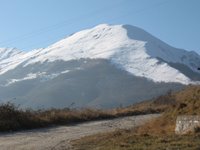 Foto del Monte Vettore innevato di fronte l'Agriturismo